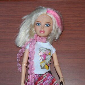 2009 Spin Master Ltd LIV Doll